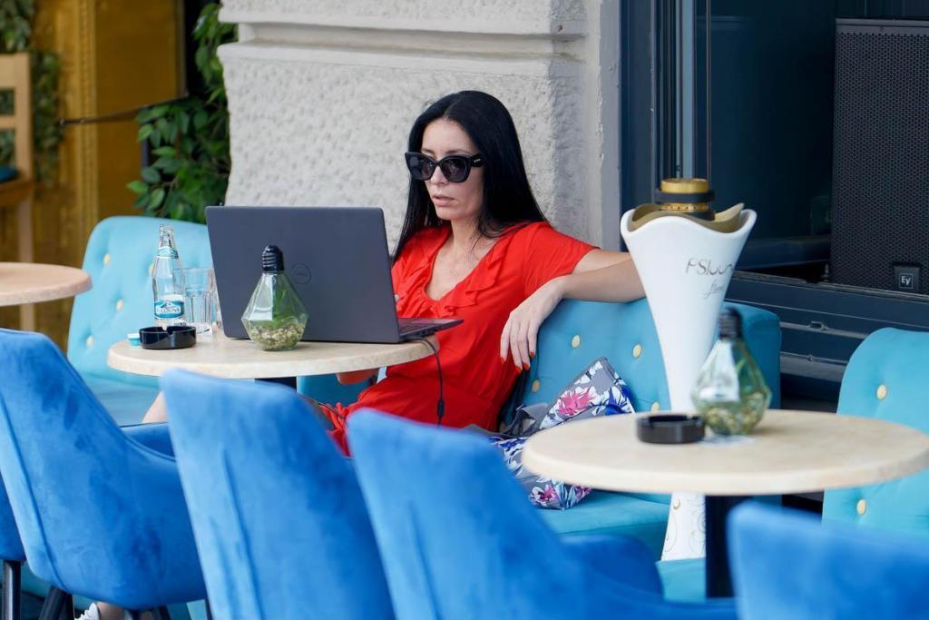 Digital nomad working from the cafe